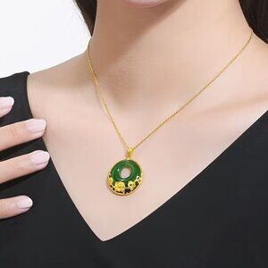 Necklace Green Temperament and Wealth Attracting Rose Safety Buckle Pendant